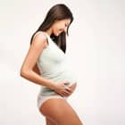 Glückliche Schwangere hält ihren Bauch